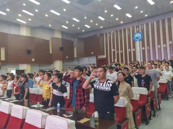大学生养老护理员.jpg